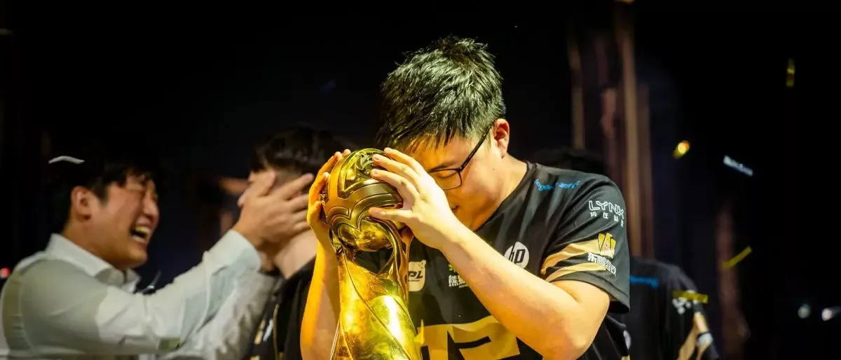 Uzi, l’ADC mythique rejoint Faker au Hall of Legends